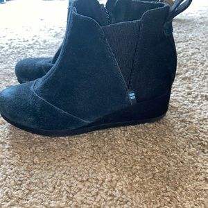 Little girl TOMS booties